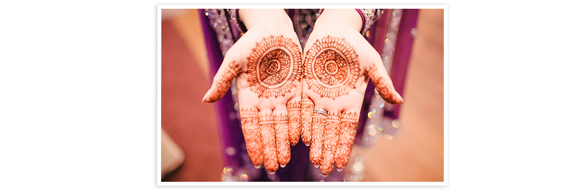Svadobná henna na rukách nevesty v Indii