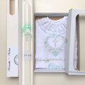 k05 - košieľka na krst mentolová so striebornou výšivkou v darčekovej krabičke a sviečka na krst strieborný krížik