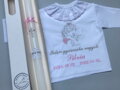 Košieľka na krst k 34 ružovo-strieborná výšivka + Sviečka na krst strieborný krížik s ružovou stuhou