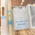 Košieľka na krst k42 biela modrá + Sviečka na krst zlatý krížik s modrou so zdobenou krabičkou