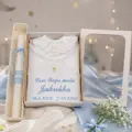 Košieľka na krst k42 biela modrá + Sviečka na krst biely krížik s modrou so zdobenou krabičkou