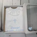 Košieľka na krst biele kvietky s modrou výšivkou