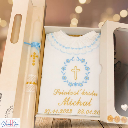 Košieľka na krst k01 modrá zlatá a sviečka na krst zlatý krížik svetlomodrá stuha