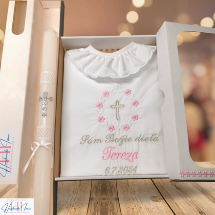 Košieľka na krst k01 ružová strieborná + Sviečka na krst strieborný krížik