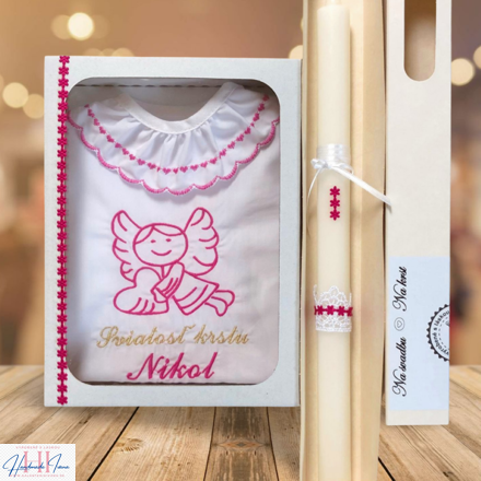 K11 - košieľka na krst cyklaménová a sviečka na krst cyklaménové kvietky