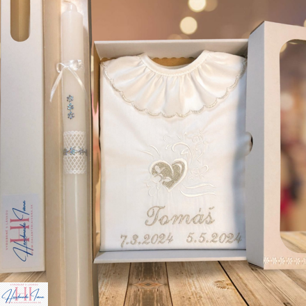 Košieľka na krst k12 biela strieborná a sviečka na krst strieborné kvietky