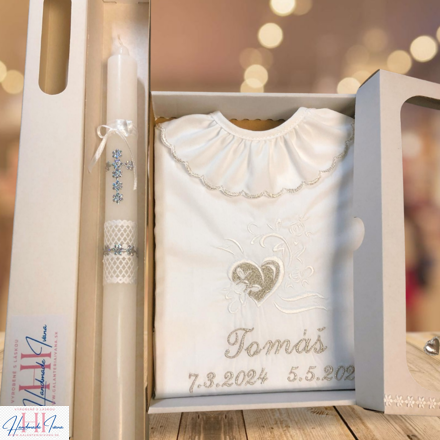 Košieľka na krst k12 biela strieborná a sviečka na krst strieborný krížik