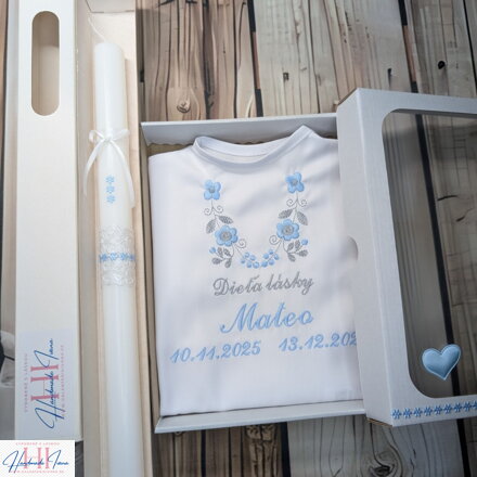 Košieľka na krst k14 modro-šedá výšivka s bielym krížikom + Sviečka na krst modré kvietky