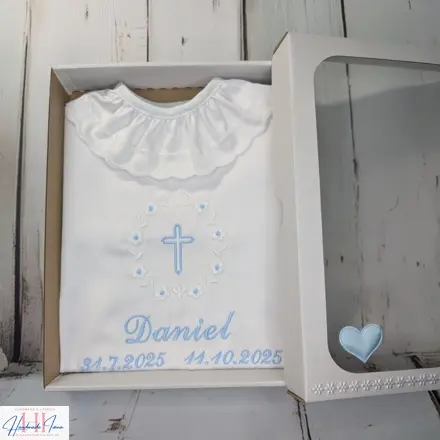 Košieľka na krst biele kvietky s modrou výšivkou