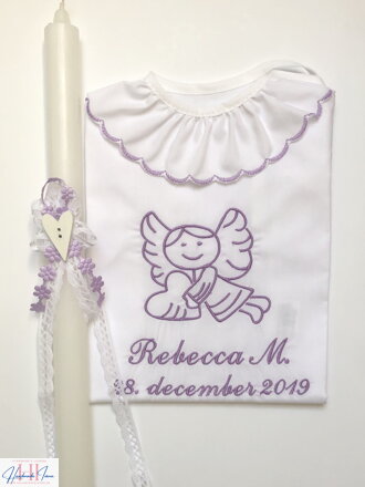 Košieľka na krst k11 fialová a sviečka na krst fialové kvietky a srdiečko