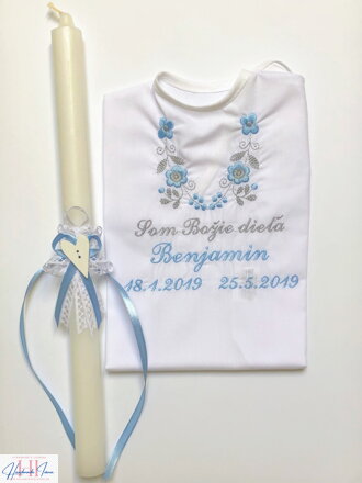 K14 - košieľka na krst modro-šedá výšivka + Sviečka na krst biela čipka a srdiečko svetlo modrá mašlička