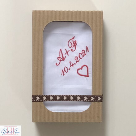 Dámska vreckovka s vyšívanými iniciálmi, dátumom a srdiečkom v darčekovom balení