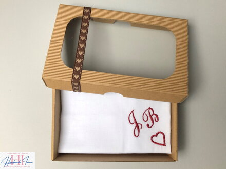 Pánska vreckovka s vyšívaným monogramom a srdiečkom v darčekovom balení