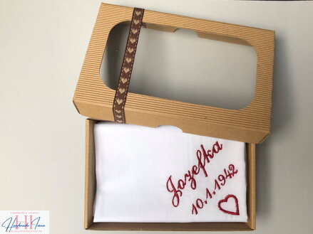 Dámska vreckovka s vyšívaným menom, dátumom a srdiečkom v darčekovom balení