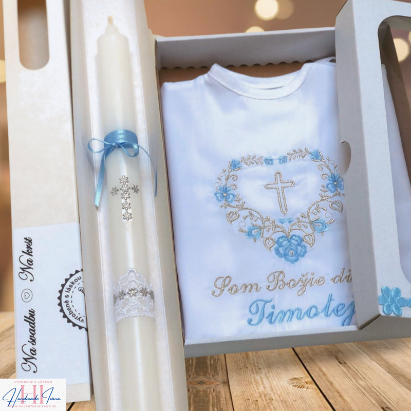 Košieľka na krst k05 svetlá modrá so striebornou a sviečka na krst strieborný krížik s modrou stuhou