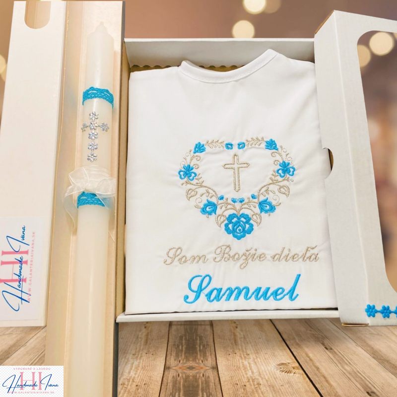 Košieľka na krst k05 iná modrá so striebornou v darčekovom balení a sviečka na krst strieborný krížik s čipkou