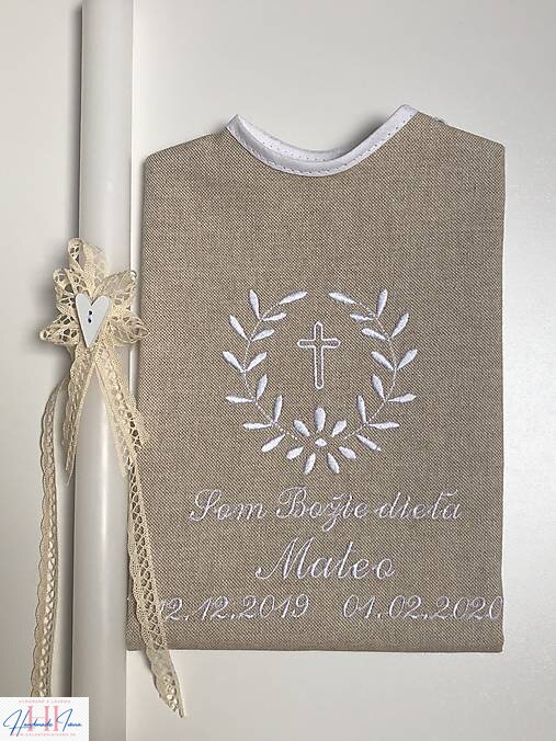 K10 - košieľka na krst ľan biela + sviečka na krst s čipkou a biele srdiečko