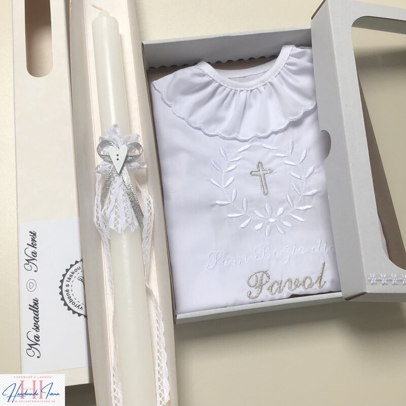 K10 - košieľka na krst biela so striebornou a sviečka na krst biela strieborná mašlička