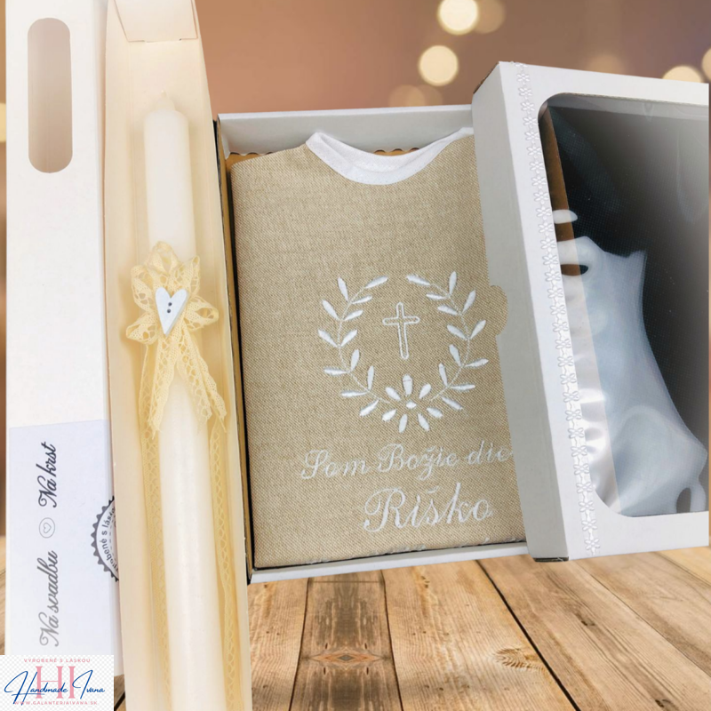 Košieľka na krst k10 ľanová biela + Sviečka na krst s čipkou a srdiečkom