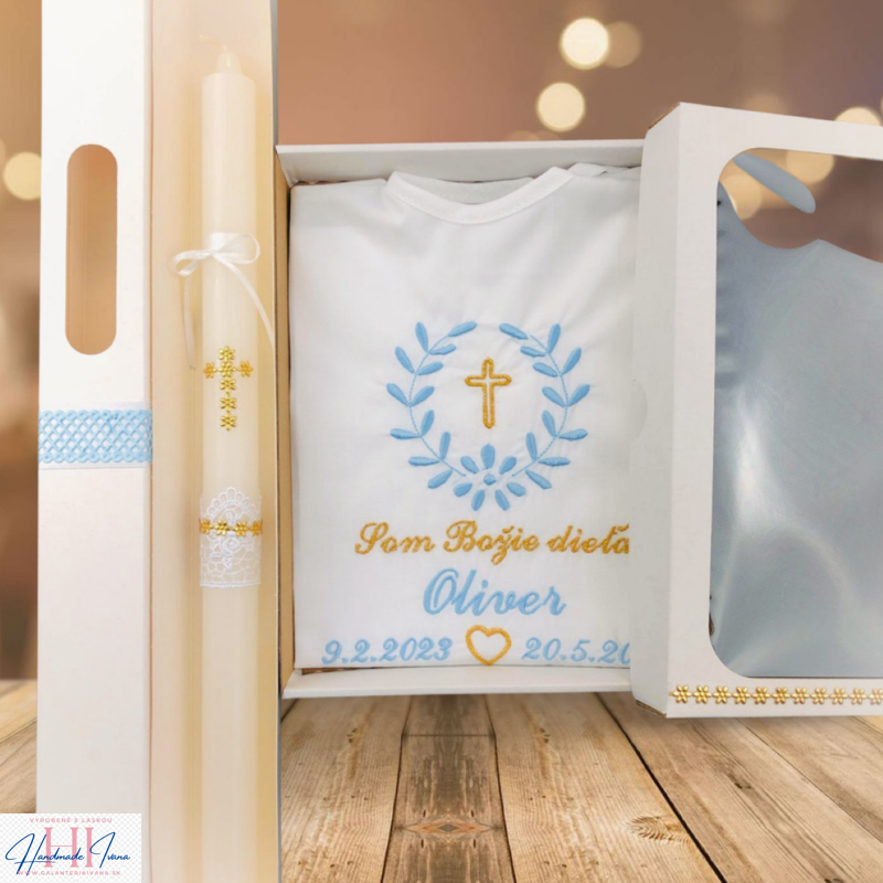 Košieľka na krst k10 so srdiečkom svetlá modrá - sýto zlatá + Sviečka na krst zlatý krížik