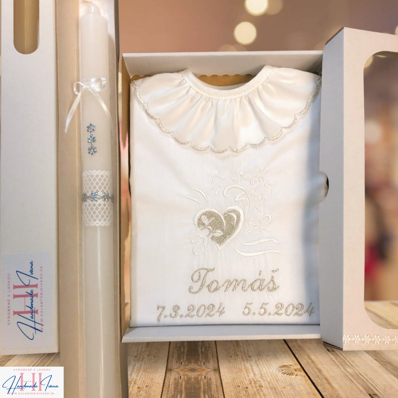 Košieľka na krst k12 biela strieborná a sviečka na krst strieborné kvietky