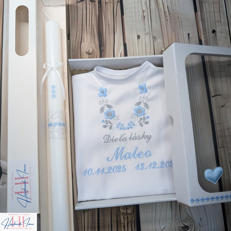 Košieľka na krst k14 modro-šedá výšivka s bielym krížikom + Sviečka na krst modré kvietky