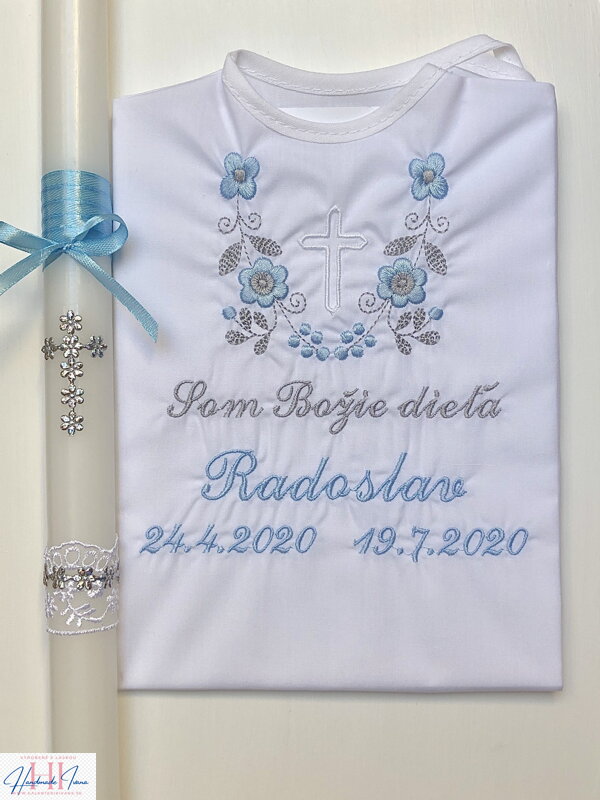 Košieľka na krst k14 modro-šedá výšivka + Sviečka na krst strieborný krížik s modrou stuhou