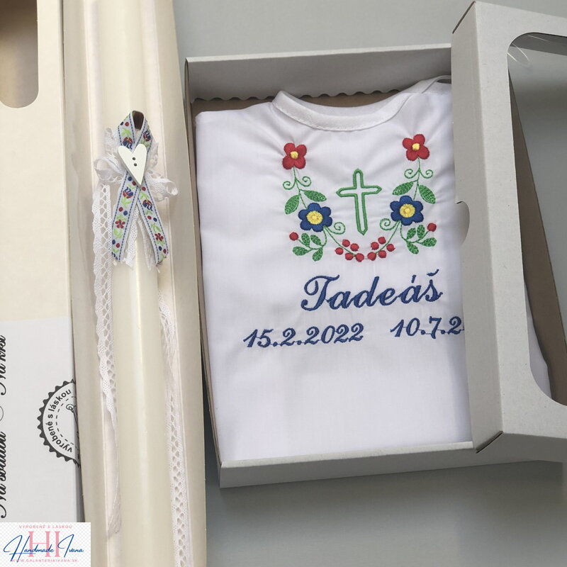 Košieľka na krst k14 folklórna v darčekovom balení a sviečka na krst folklórna