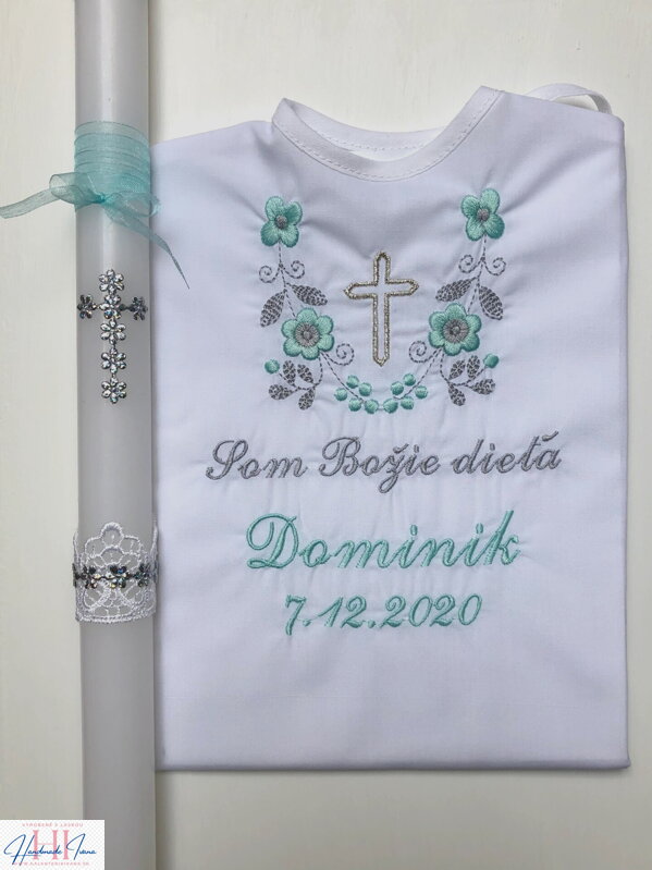 Košieľka na krst k14 mentolovo-šedá výšivka so strieborným krížikom + Sviečka na krst mentolová mašlička a strieborný krížik