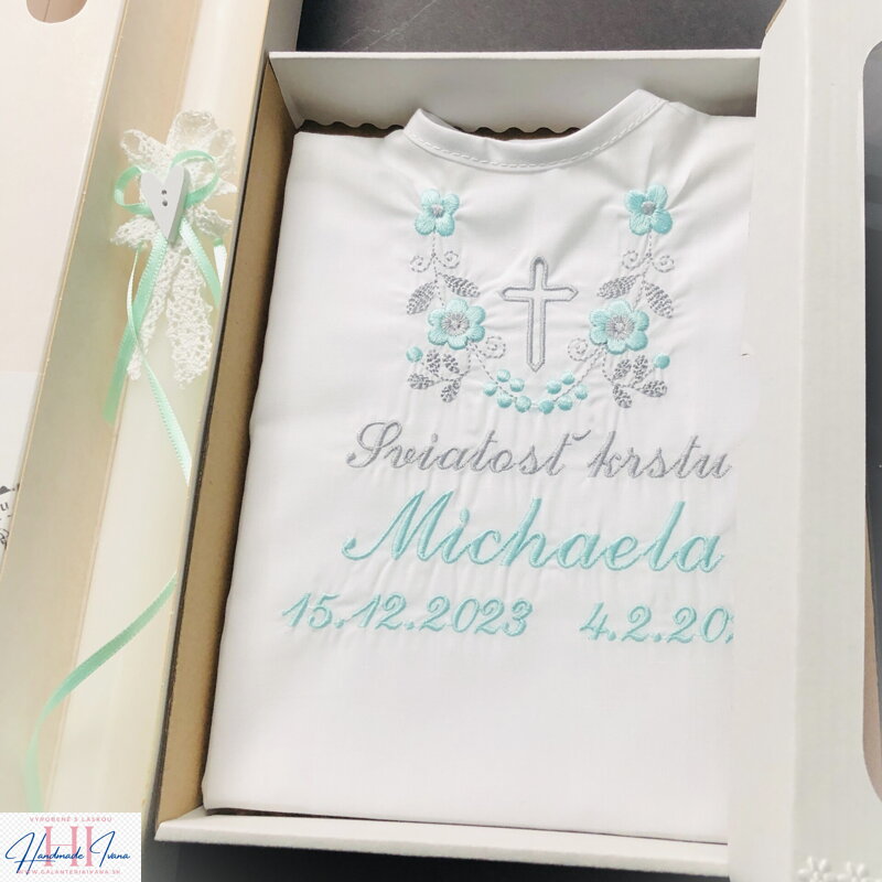 Košieľka na krst k14 mentolovo-šedá výšivka a Sviečka na krst mentolová mašlička a biele srdiečko