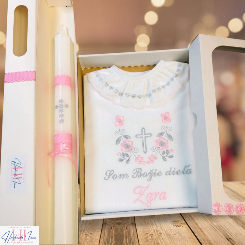 Košieľka na krst k14 ružová šedá zdobená krabička + Sviečka na krst s krížikom