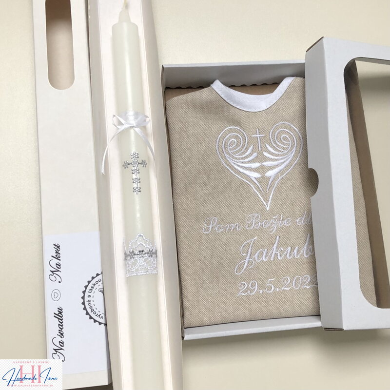 k19 - košieľka na krst ľanová s bielou výšivkou a sviečka na krst strieborný krížik