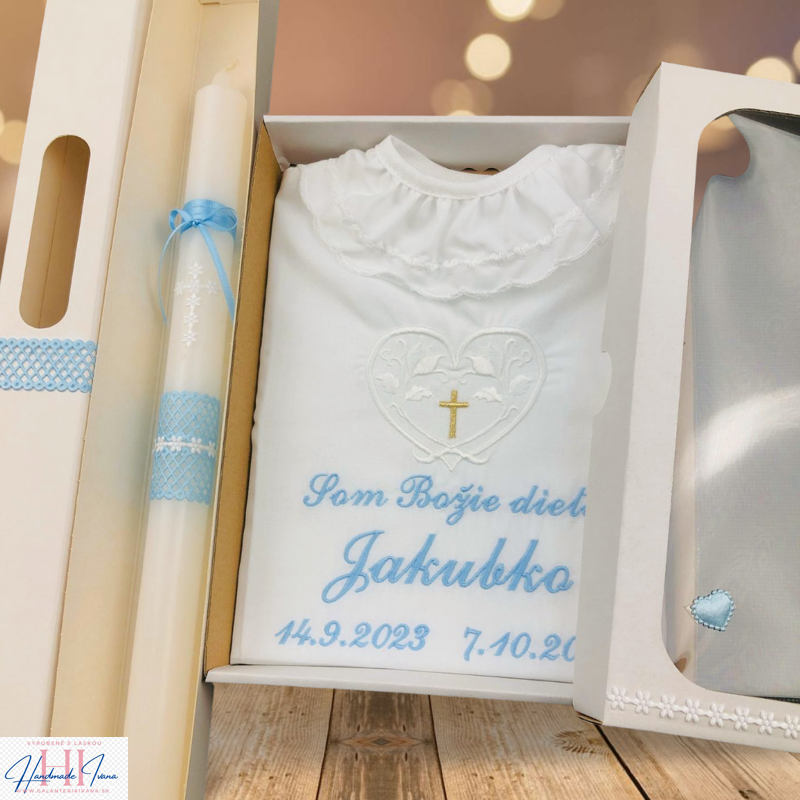 Košieľka na krst k42 biela modrá + Sviečka na krst biely krížik s modrou so zdobenou krabičkou