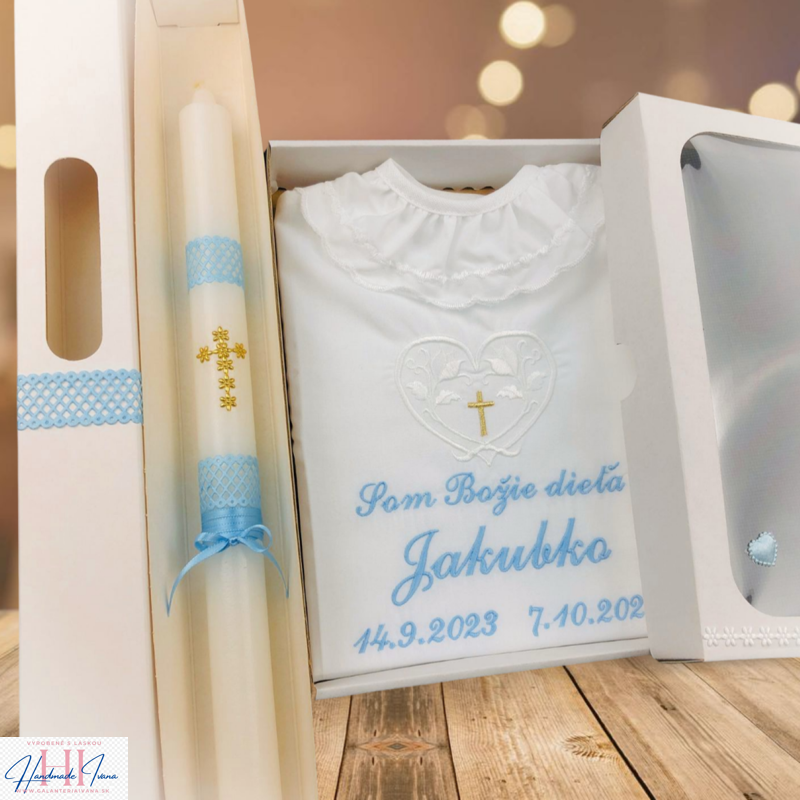 Košieľka na krst k42 biela modrá + Sviečka na krst zlatý krížik s modrou so zdobenou krabičkou