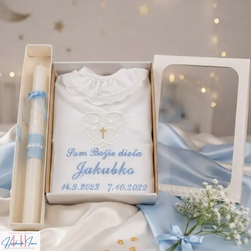 Košieľka na krst k42 biela modrá + Sviečka na krst biely krížik s modrou so zdobenou krabičkou