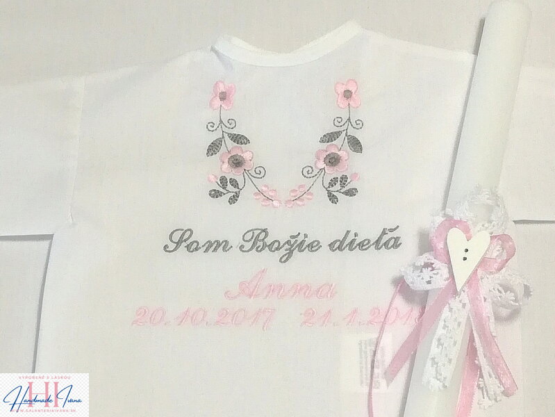 K14 - košieľka na krst ružovo-šedá + Sviečka na krst biela čipka a srdiečko s ružovou mašličkou