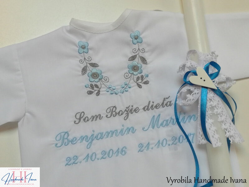 Košieľka na krst k14 modro-šedá výšivka + Sviečka na krst biela čipka a srdiečko