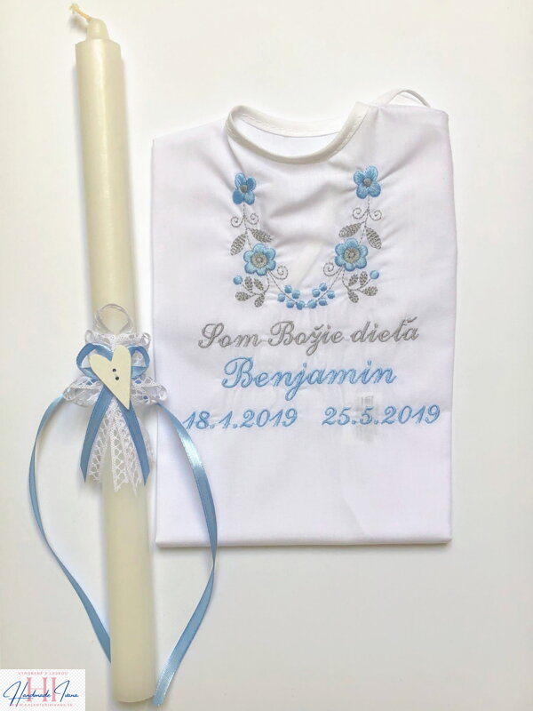 K14 - košieľka na krst modro-šedá výšivka + Sviečka na krst biela čipka a srdiečko svetlo modrá mašlička