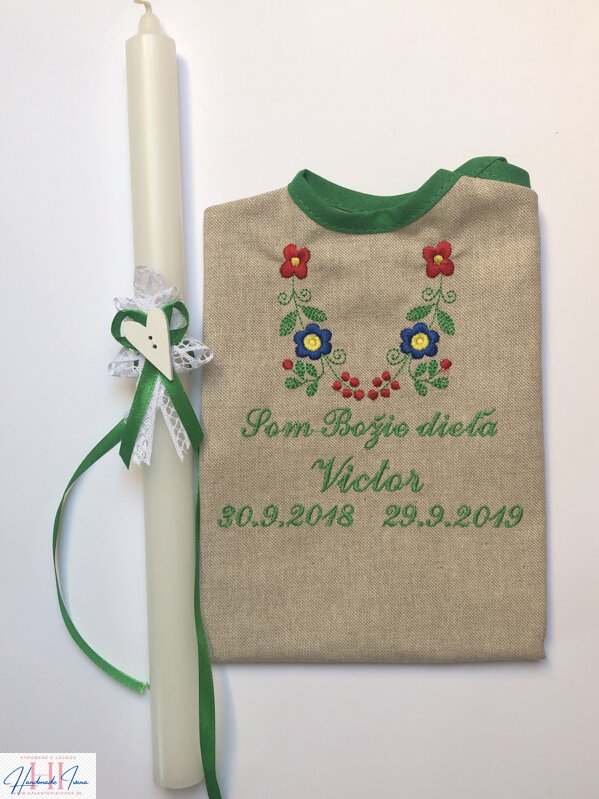 K15 - košieľka na krst ľanová + Sviečka na krst biela čipka, biele srdiečko a zelená mašlička