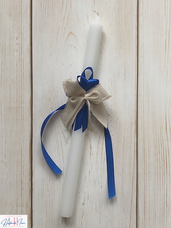 Sviečka na krst Handmade Ivana s ľanovou a modrou mašličkou