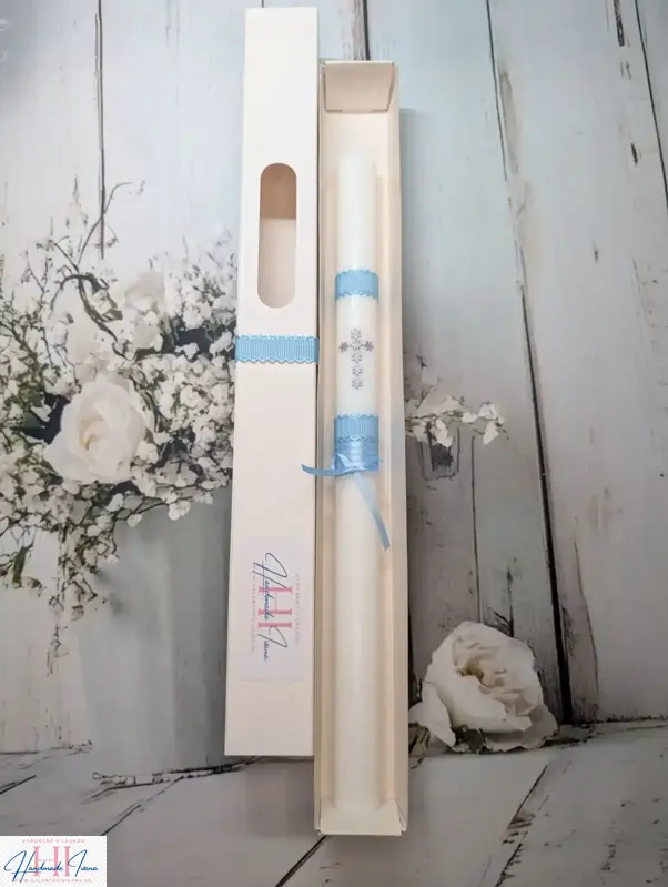 Sviečka šedý krížik, modrá s chránitkom