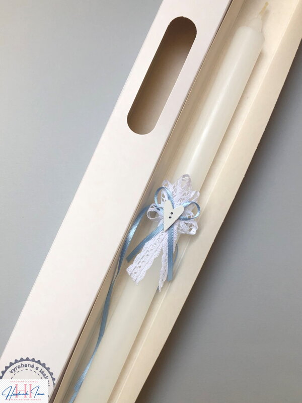Sviečka na krst biela čipka, biele srdiečko a svetlomodrá mašlička