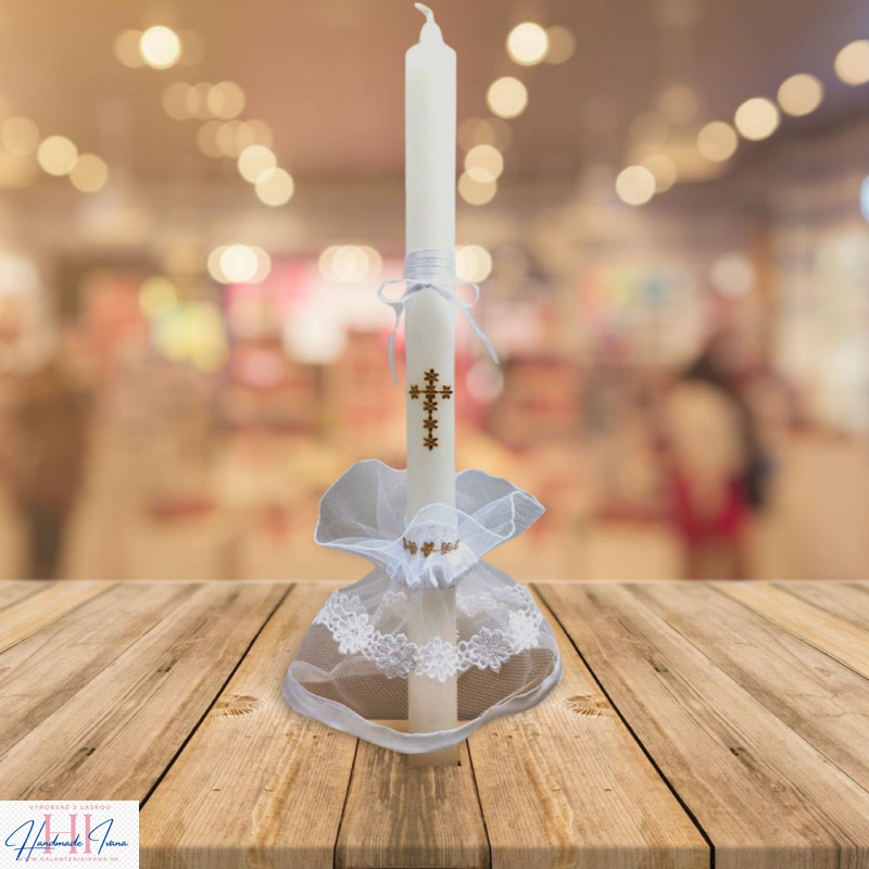 Sviečka so zlatým krížikom a ozdobou
