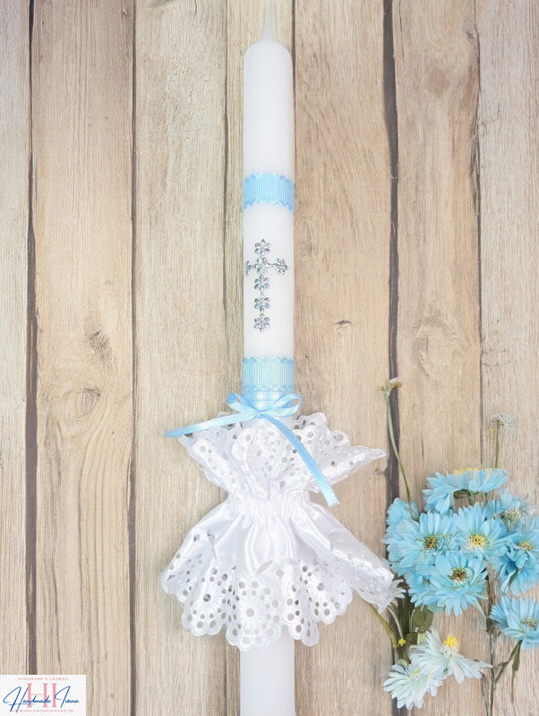 Sviečka so strieborným krížikom s modrou a ozdobou s chránitkom