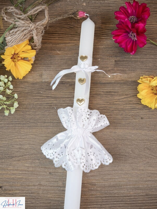 Sviečka so zlatými srdiečkami a ozdobou s chránitkom