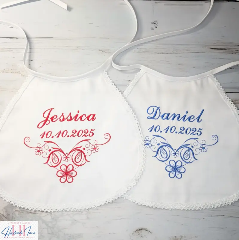 Svadobné podbradníky Nevesta a ženích na bielej bavlne s menami, farba výšivky podľa želania