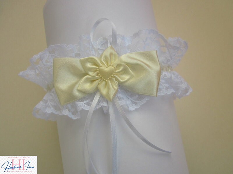 Podväzok pre nevestu Smotanový kvietok a srdiečko