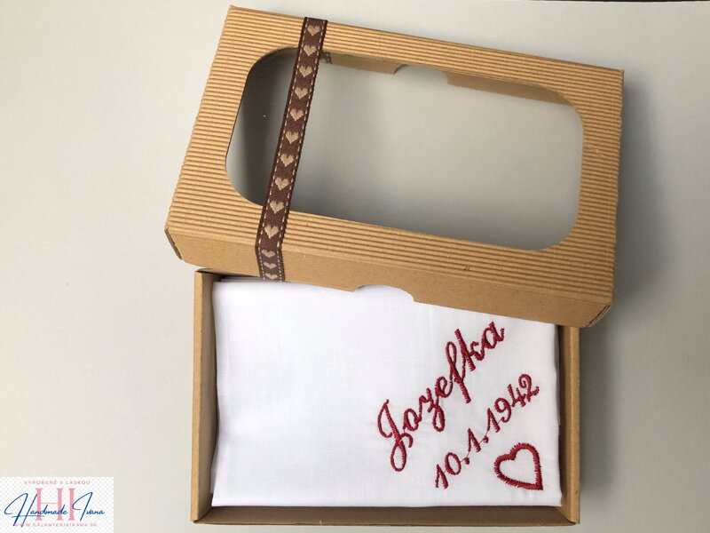 Pánska vreckovka s vyšívaným menom, dátumom a srdiečkom v darčekovom balení