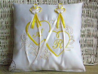 Biely vyšívaný vankúšik pod svadobné obrúčky dva žlté srdiečka s monogramom