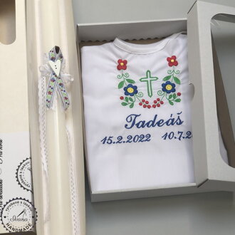 K14 - košieľka na krst folklórna v darčekovom balení a sviečka na krst folklórna